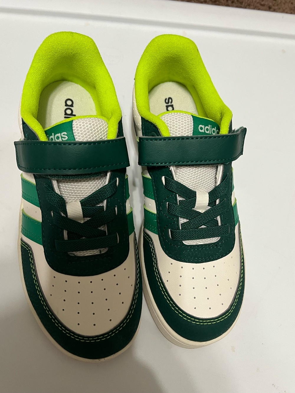 Adidas BREAKBASE SHOES
KIDS White & Dark Green Sneakers with Neon Lime. Sz-3